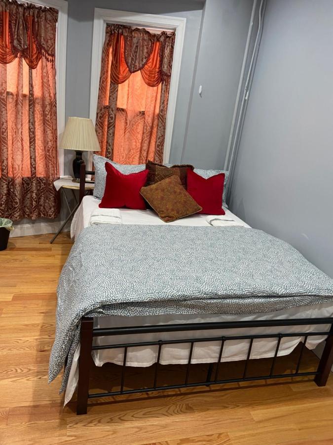 A Spacious Room In Queens Нью-Йорк Экстерьер фото