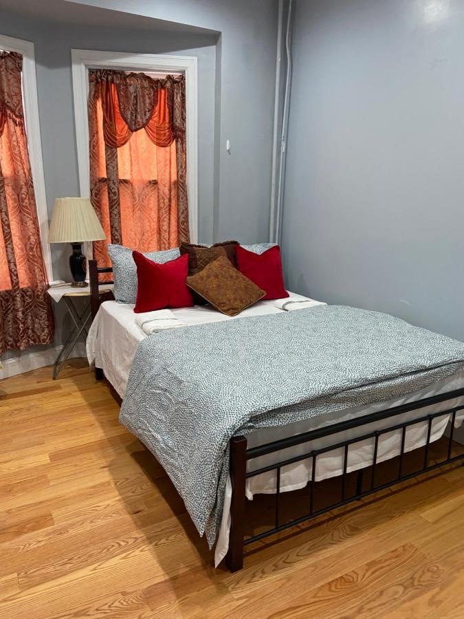 A Spacious Room In Queens Нью-Йорк Экстерьер фото
