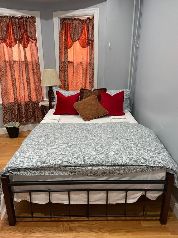 A Spacious Room In Queens Нью-Йорк Экстерьер фото