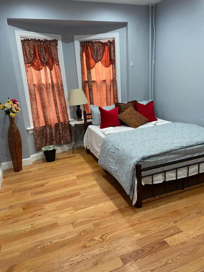 A Spacious Room In Queens Нью-Йорк Экстерьер фото